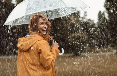 Chụp ảnh sinh hoạt đời thường của con người dưới cơn mưa