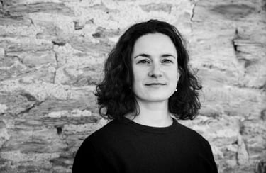 Photo portrait en noir et blanc d'une femme avec une chemise noire 
