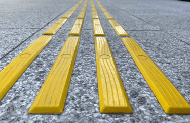 detalhe de piso tatil direcional no piso