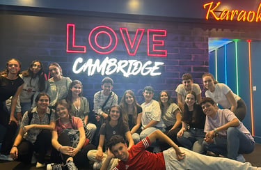 Estudiantes de la promoción de 2024 reunidos en una bolera y local de karaoke
