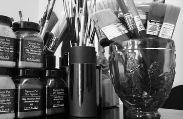 Détail atelier Stanislas Garaud, pinceaux, brosses, pots de pigments purs Sennelier sur cheminée marbre noir