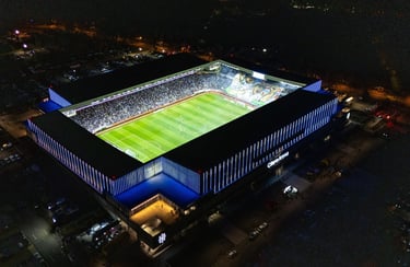 Vista aérea do Claro Arena (Estádio San Carlos de Apoquindo), em Santiago, Chile, com arquibancadas e campo em destaque.
