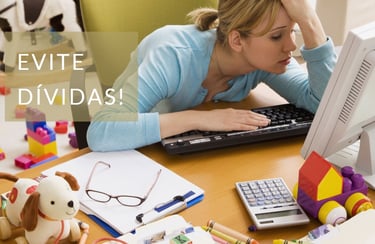 imagem de uma jovem analisando suas dívidas.