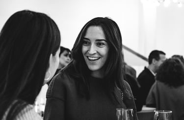 Photographie professionnelle d'une femme en noir et blanc durant un evenement de genecis studio