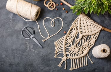 Colgante de pared de macramé hecho a mano con cordón de algodón.