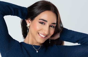 a woman in a blue sweater and a necklace with a necklace, retrato de estudio, quinceañera, retrato