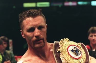 steve collins boxeur avec sa ceinture mondiale