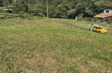 Agente inmobiliario de la empresa campo real visitando terreno 