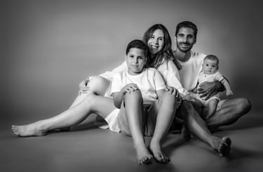 "Un retrato de familia en blanco y negro, pareja con su hijo mayor y bebé en brazos"