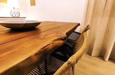Materiales naturales para el interiorismo del 2024; mesa de madera natural con bordes irregulares