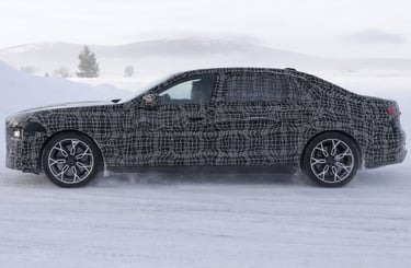 perfil do protótipo camuflado do BMW Série 7 2026 em testes