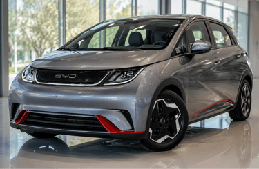 BYD Dolphin em showroom moderno destacando oportunidade no mercado de elétricos usados