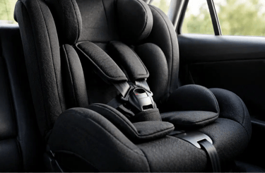 Cadeirinha infantil Cosco instalada no carro com design confortável e seguro para crianças