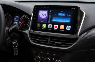 Central multimídia com rádio FM instalada no painel moderno de um carro.