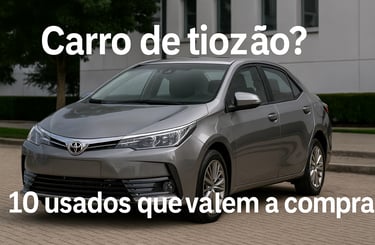 Sedã médio discreto, como Toyota Corolla ou Ford Fusion, estacionado em pátio urbano limpo com texto