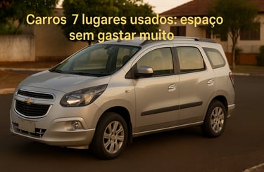 Chevrolet Spin 2014 prata estacionada em rua residencial ao entardecer, destaque para os 7 lugares.