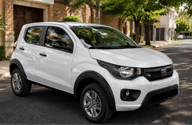 Fiat Mobi Like 2026 branco estacionado em rua residencial arborizada.