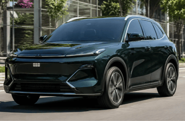 Geely EX5 verde em movimento, SUV ligado à Volvo e comparado ao Jeep Compass