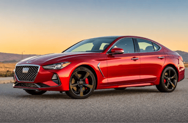 Genesis G70 vermelho equipado com motor V6 biturbo em cenário aberto.