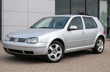 Golf Mk9 inspirado no Golf Sapão em showroom externo vista frontal