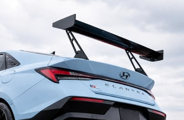 asa traseira em fibra de carbono do Hyundai Elantra N TCR com 286 cv pronto para a pista