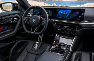 Interior do BMW M2 xDrive com painel digital, volante esportivo e acabamento premium