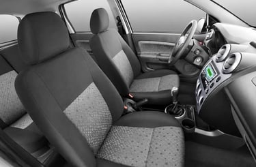 Interior do Ford Fiesta Rocam 1.6 com bancos de tecido, câmbio manual e painel