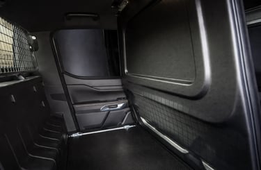 Interior da Nova Ford Ranger 2 lugares mostrando área de carga com divisória e piso reforçado