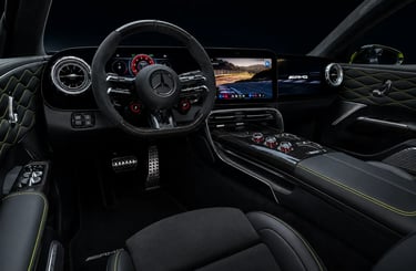 Interior do Mercedes-AMG elétrico com painel digital e acabamento esportivo premium