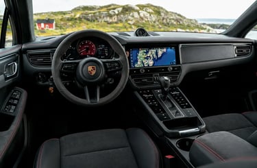 Interior do Porsche Macan com painel digital, multimídia central e acabamento premium esportivo
