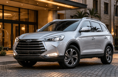 JAC T80 estacionado em frente a hotel moderno, SUV de 7 lugares aceito no Uber Black