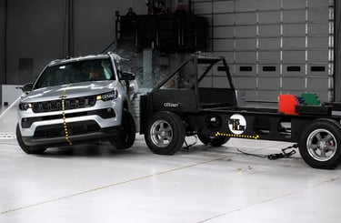 Jeep Compass 2026 em teste lateral do IIHS após colisão com barreira móvel.