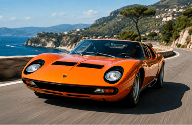Lamborghini Miura vermelha em alta velocidade em estrada litorânea cercada por montanhas e mar azul.