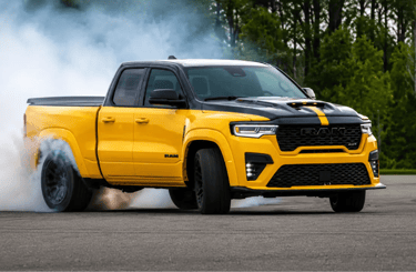 Ram Rumble Bee SRT amarela derrapando com fumaça dos pneus em pista aberta.