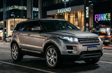 Range Rover Evoque 2012 prata estacionada em rua de luxo à noite com iluminação urbana