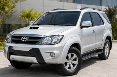 Toyota SW4 2008 prata 4x4 diesel vista de frente em ambiente externo moderno