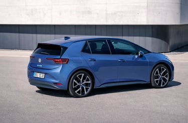 Volkswagen ID.3 2027 Neo visto de traseira lateral com design atualizado do elétrico da marca