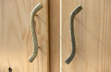 fabrication sur mesure de poignées en bronze poli et texturé pour un meuble de restaurant