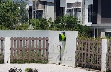 Modern garden with white gravel, stepping stones and garden lights – Yie Yang Landscape