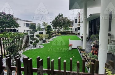 Bungalow front garden with artificial turf, topiary and timber fence – Yie Yang Landscape