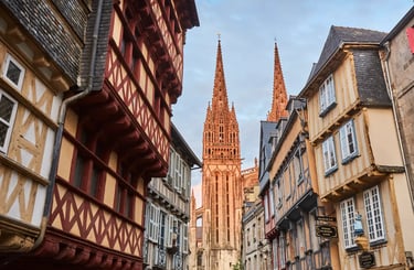 Blick auf die Kathedrale von Quimper und ihre Fachwerk-Gassen © Alexandre LAMOUREUX/Tourisme Bretagn
