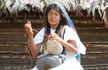 Mujer aruhaca tejiendo 