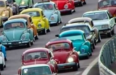 carros coloridos no trânsito anos 80