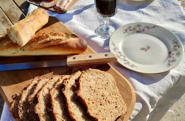 Plateau de charcuterie et fromage partager un jolie plateau de charcuterie ou fromage avec un verre sur réservation