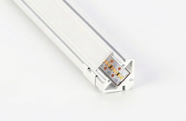 Perfil LYRA Angular: diseño de esquina 16x16 mm para luz a 45 grados.