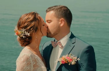 couple de mariage qui s'embrasse face à la mer à Saint-Malo