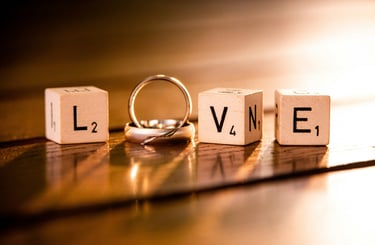 Scrabble avec le mot love et des alliances