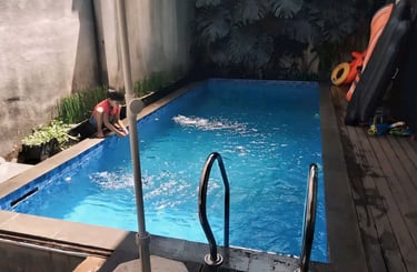 kolam renang keluarga dan anak kecil.