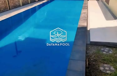 Kolam renang minimalis dan elegan, cocok untuk lahan terbatas.