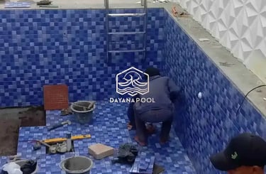 proses pembuatan kolam renang dan pemasangan keramik roman motif mozaik.